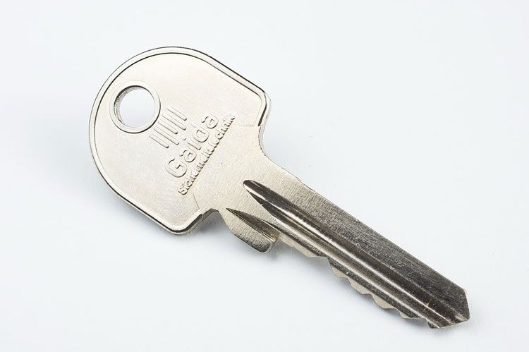 Silberner Haustürschlüssel mit gezacktem Schlüsselbart