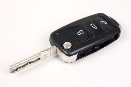 Autoschlüssel mit integrierter Fernbedienung und drei Funktionstasten